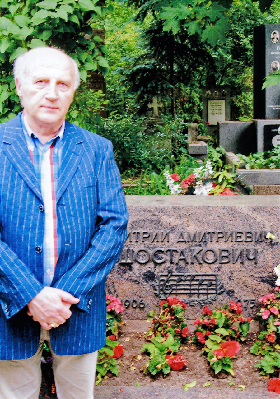 Boris Kuschnir at the grave of Dmitri Shostakovich, Moscow